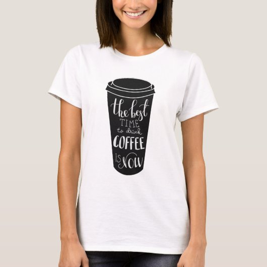 コーヒーを飲む最も最高のな時期は今あります Tシャツ (正面)