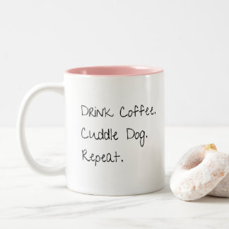 コーヒーを飲む、カドル犬の繰り返しおもしろいコーヒーマグ ツートーンマグカップ