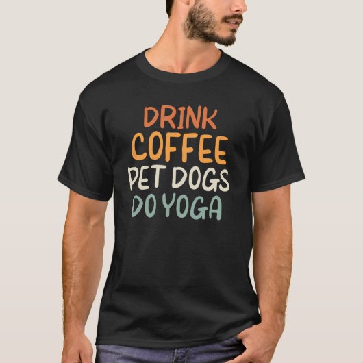 コーヒーを飲む 犬を撫でる ドッグヨガ 瞑想 ヨガ 愛 Tシャツ (正面)