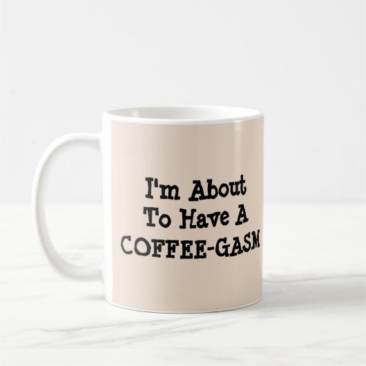 コーヒーを飲もうとしている コーヒーマグカップ (左)