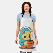 コーヒーを飲んでから問題に対処 – かわいいキャラクターデザイン エプロン (着用した状態)