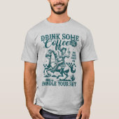コーヒーを飲んでブーツを履いて準備万端 Tシャツ (正面)
