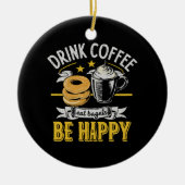 コーヒーを飲んでベーグルを食べて幸せに セラミックオーナメント (正面)