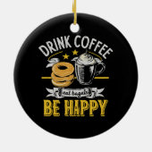 コーヒーを飲んでベーグルを食べて幸せに セラミックオーナメント (裏面)