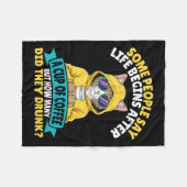 コーヒーを飲んで人生が始まるという人もいる フリースブランケット (正面(横))