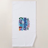 コーヒーアートより少ない月曜日より多くのコーヒー ビーチタオル (正面)