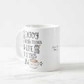 コーヒーカスタムのように人生の小さなもの楽しむを コーヒーマグカップ (正面左)