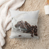 コーヒーカップからこぼれる澄んコーヒー豆 クッション (ブランケット)