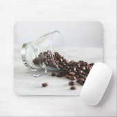 コーヒーカップからこぼれる澄んコーヒー豆 マウスパッド (マウス)