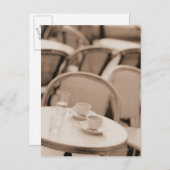 コーヒーカップとグラスを歩道のカフェテーブルに ポストカード (正面/裏面)