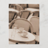 コーヒーカップとグラスを歩道のカフェテーブルに ポストカード (正面)