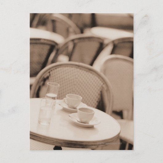 コーヒーカップとグラスを歩道のカフェテーブルに ポストカード (正面)