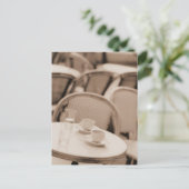 コーヒーカップとグラスを歩道のカフェテーブルに ポストカード (スタンド正面)