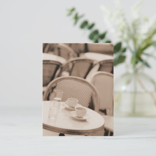 コーヒーカップとグラスを歩道のカフェテーブルに ポストカード (スタンド正面)