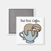 コーヒーカップの上で眠るキュートなナマケモノ コーヒー名言 マグネット (正面/裏面)