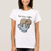 コーヒーカップの上で眠るナマケモノのかわいいコーヒー名言 Tシャツ (正面)