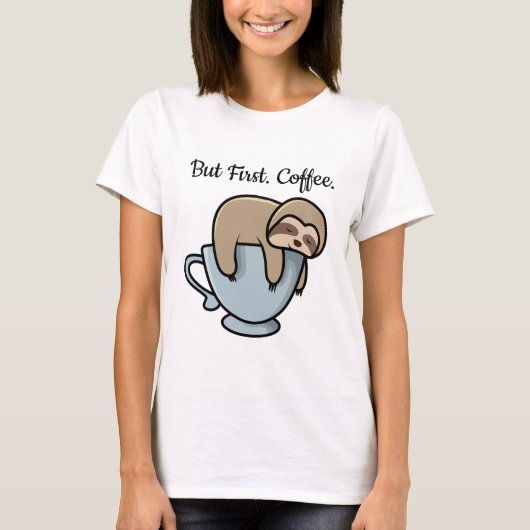 コーヒーカップの上で眠るナマケモノのかわいいコーヒー名言 Tシャツ (正面)