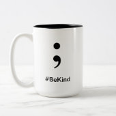 コーヒーカップの#BeKindは親切です ツートーンマグカップ (左)