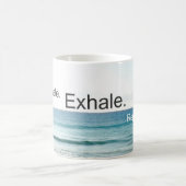 コーヒーカップを呼吸して下さい及びリラックスして下さい コーヒーマグカップ (中央)