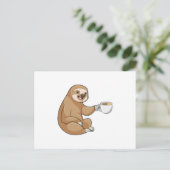 コーヒーカップを持ったナマケモノ ポストカード (スタンド正面)