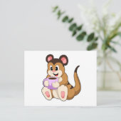 コーヒーカップを持ったミーアキャット ポストカード (スタンド正面)