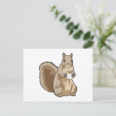 コーヒーカップを持ったリスのイラスト ポストカード (スタンド正面)