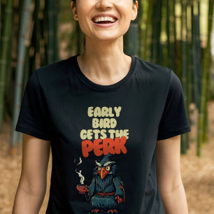 コーヒーカップを持った面白いフクロウ Tシャツ