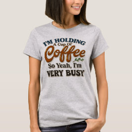 コーヒーカップを持ってるだけなのに忙しいって言ってるTシャツ ジョークTシャツ Tシャツ