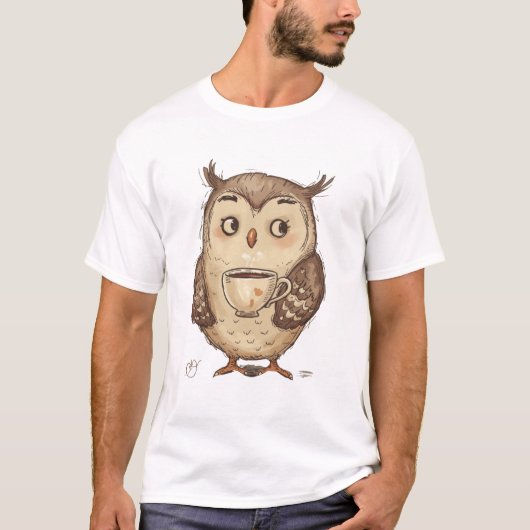 コーヒーカップを持つかわいいフクロウのイラスト Tシャツ (正面)