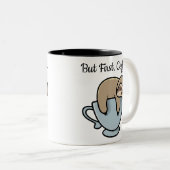 コーヒーカップコーヒーで眠るかわいいナマケモノ引用文 ツートーンマグカップ (正面右)