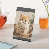 コーヒーカップチャームの子猫 台座サイン (インサイチュ)