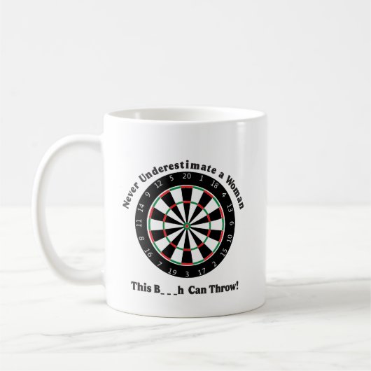 コーヒーカップ：このB_ _hはダーツを投げることができる コーヒーマグカップ (左)