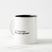 コーヒーカップ:良い戦いを戦う – 剣 ツートーンマグカップ (正面左)