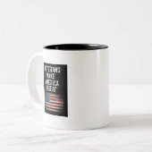 コーヒーカップ：退役軍人がアメリカを素晴らし作る ツートーンマグカップ (正面左)