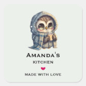 コーヒーキッチンを置いたかわいい大きな目のフクロウ スクエアシール (正面)