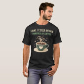 コーヒーゲームのテスターインターンによって駆動 Tシャツ (正面フル)