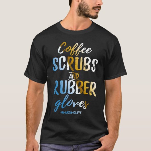 コーヒースクラブ及びゴム手袋おもしろい誇りを持ったナース Tシャツ (正面)