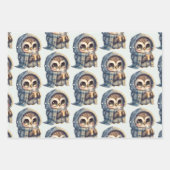 コーヒーパターンを持つかわいい大きな目のフクロウ ラッピングペーパーシート (正面)