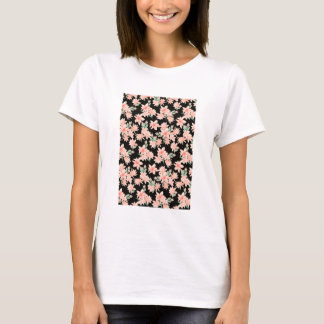 コーヒーブラックの背景にピンクの塊茎の花 Tシャツ