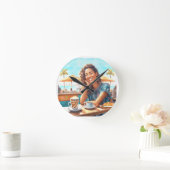 コーヒーブレイクの女の子 ラウンド壁時計 (ホーム)