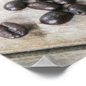 コーヒーマグのコーヒー豆こぼれ16x20 ポスター (角)