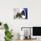 コーヒーマグのコーヒー豆こぼれ16x20 ポスター (ホームオフィス)