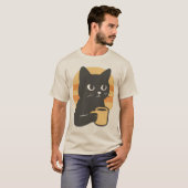 コーヒーマグを持っている漫画の黒猫 Tシャツ (正面フル)