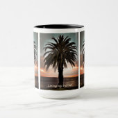 コーヒーマグ私の人生の最高のパームの木と夕日を生きる マグカップ (中央)