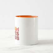 コーヒーマグ：この少女はイエスを愛している ツートーンマグカップ (中央)