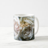 コーヒーマグ - 白バラの花咲くフォトグラフィー コーヒーマグカップ (正面右)