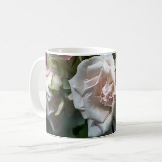 コーヒーマグ - 白バラの花咲くフォトグラフィー コーヒーマグカップ (正面左)