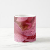 コーヒーマグ - 雨後のバラの花びら コーヒーマグカップ (中央)