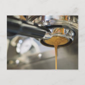 コーヒーマシンからエスプレッソを注ぐ インビテーションポストカード (正面)