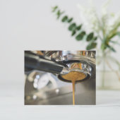 コーヒーマシンからエスプレッソを注ぐ インビテーションポストカード (スタンド正面)